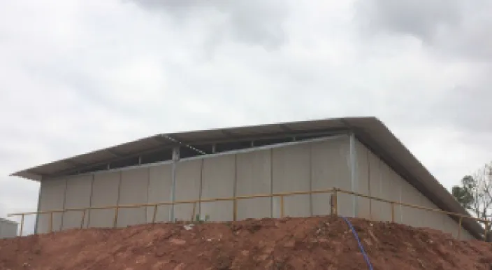 Conjunto modular em canteiro de obras