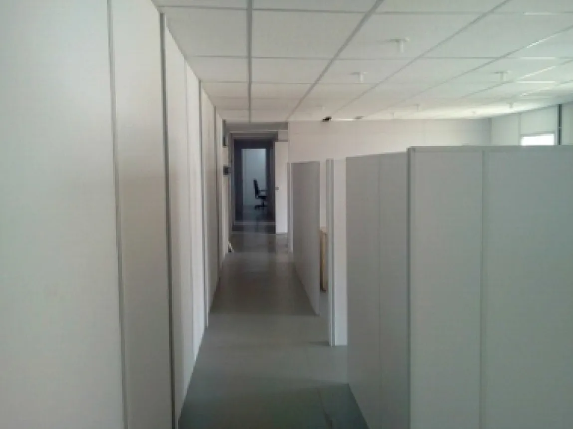 Sala modular com instalações completas