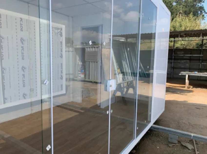 Fachada envidraçada de módulo habitável premium