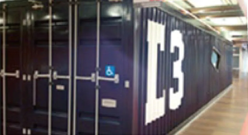 Fachada corporativa em containers