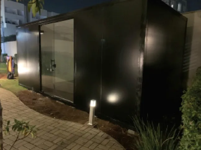 Módulo personalizado com acabamento escuro