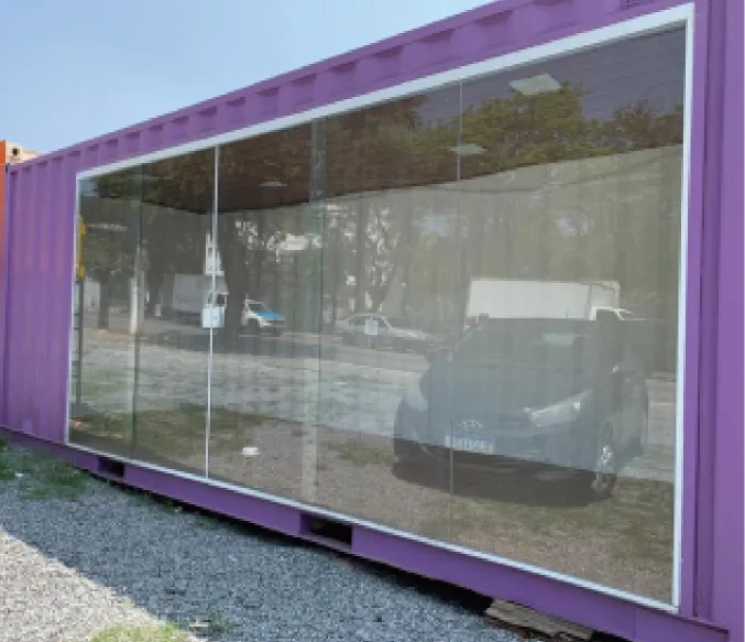 Módulo comercial com fachada de vidro